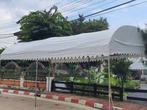 เต๊นท์โค้งผ้าใบสีขาว
